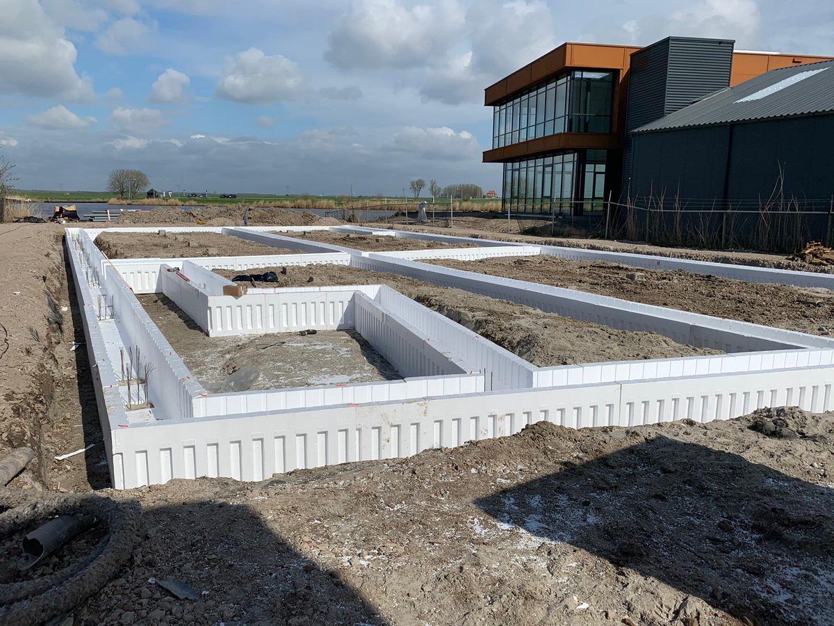 UPDATE PROJECT ALLUANCE | 2 weken geleden mochten we starten met de bouw van <a href="/Alluance/">Alluance Group</a> in Genemuiden. Op deze nieuwe locatie kunnen gasten straks terecht voor keukenapparatuur in het allerhoogste segment. Inmiddels zijn we gestart met de fundering #onzeinzetgaatverder #nieuwbouw