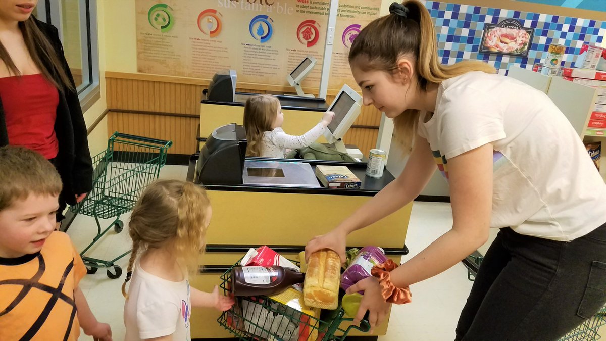 BinghamtonCSD's tweet photo. BHS Child Development students joined our Pre-K kids at the Discovery Center on Tuesday. It was a day full of fun and learning! #BPatriotProud https://t.co/QO4d7hPZFX