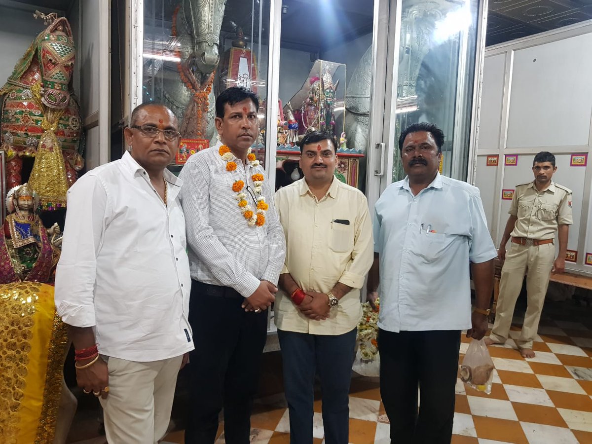 mssukarlai2001's tweet photo. आज रामदेवरा में बाबा रामदेव जी की समाधि के दर्शन कर खुशहाली की कामना की, इस दौरान रामसिंह जी पुनायता, घनश्यामसिंह जी चावण्डा, तनेरावसिंह जी भाटी भी साथ थे ।
#रामदेवजी
#रामदेवरा 
#baba_ramdevji
#रूणिचा https://t.co/uq0qvF1E3h