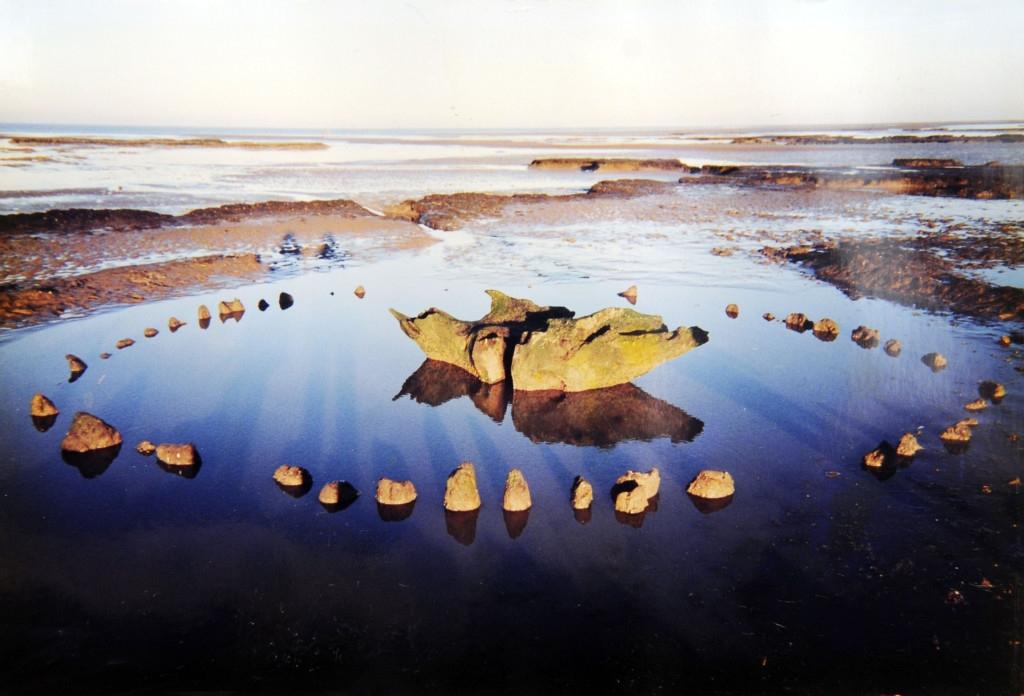 SEAHENGE 1998: A prehistoric timber circle on the Norfolk coastline is discovered and excavated - and, later in the year, moved to preserve it. To do so, the archaeologists must fight off the sea, furious neo-pagan communities...and the powers of the henge itself.