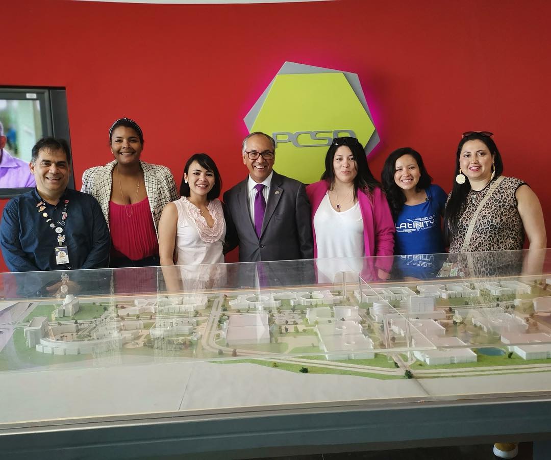 El Día de hoy estuvimos visitando el Parque Cibernético en compañía de las charlistas del #MujeresCambiandoElMundo. Gracias al recibimiento de <a href="/eddymartinezrd/">Martínez M</a>