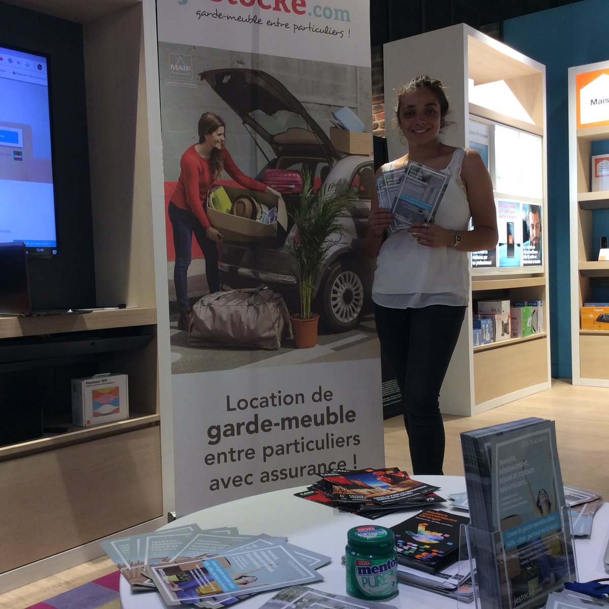 jestocke's tweet photo. Ça bouge chez @orange Bègles Rives d'Arcins ! On vous accueille et on vous explique tout de @jestocke 
#OrangeStartupDays #ecocol @bordeauxmaville https://t.co/5GNQBgiIwL