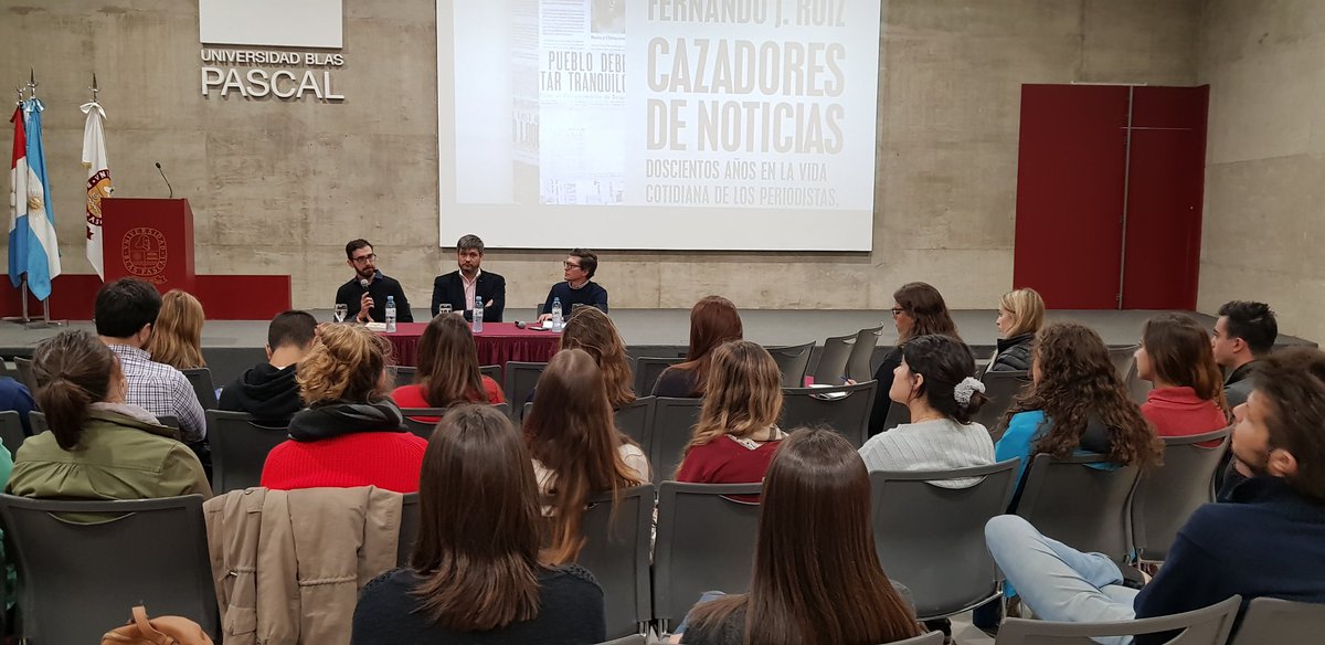 Comenzó la charla de @fejaruiz en la @ubpascal sobre su libro Cazadores de noticias. Lo acompañan @juancsimo @DiegoMarconetti @MarceFarre