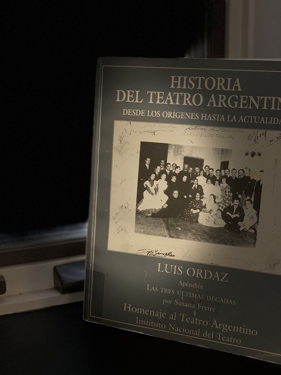 PromoverCultura's tweet photo. 27 de marzo - Día Mundial del Teatro
Fue creado por iniciativas del Instituto Internacional del Teatro (ITI) en 1961. Se celebra y conmemora anualmente el 27 de marzo por los Centros ITI y la comunidad teatral internacional. 
Foto: Nueva York - Biblioteca Jorge Luis Borges https://t.co/0YC1m7460Y