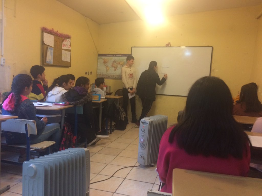 CookSaleshni's tweet photo. Tuning in for our unit on social responsibility a group of @IICS1911 students connected with a center for refugees - engaged and inspired for #servicelearning tonight they will reflect using @cbkaye prompts to plan next steps for #action #pyped #pypchat #IICSLearning https://t.co/y9MqhHGMt4