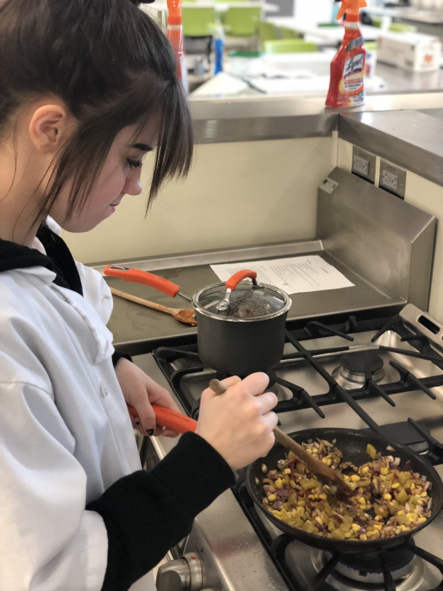 ShelbyMuha26's tweet photo. Spicy Southwest Cusine today with Chickem Enchiladas and Spanish Rice. #culinaryessentials2 #owlpower https://t.co/82vlOPgLpC