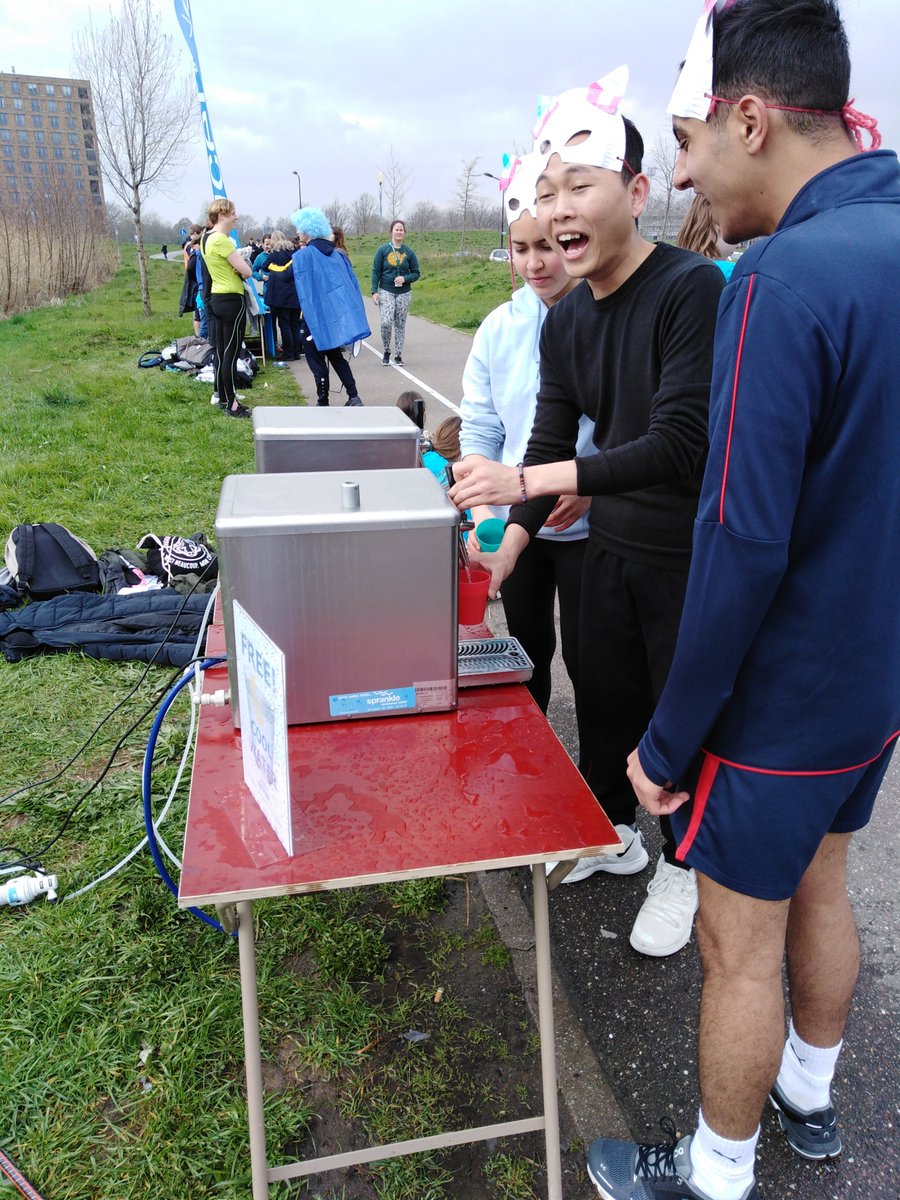sprankle_NL's tweet photo. Deze 👍 toppers haalden vandaag ruim 4000 euro 💰💰 op voor Unicef. Om ze een steuntje in de rug te geven hebben wij twee #waterkoelers 💧💧 ter beschikking gesteld voor de scholieren 🏃‍♀️🏃‍♂️van het United World College in Maastricht. 
#UNICEF #charity #drinkwater #college #student https://t.co/xGDAsumu1k