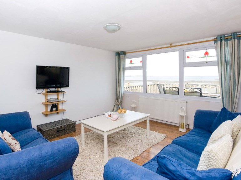 Our selection of coastal holiday cottages gives you the perfect opportunity to feel the sand between your toes or enjoy the shimmering waters lapping at your feet 👇
bit.ly/2MhexVj 

🏠 Mermaid's Cave