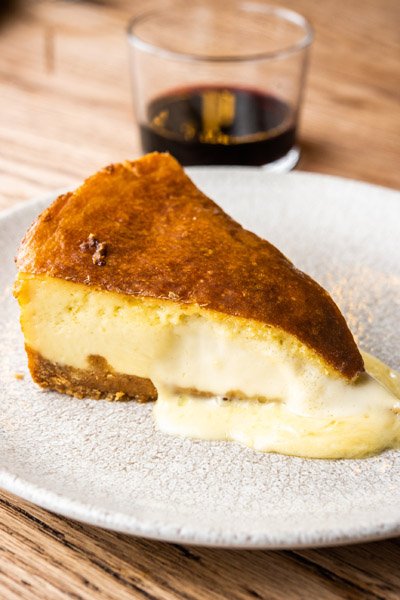 ¡Feliz #Diadelqueso a todos! Seas o no 'quesero' te aseguramos que nuestra tarta de queso te va a encantar... ¡cremosa y con saborrrr! Además siempre la acompañamos de un chato de vino, ¿se te ocurre un plan mejor para terminar el día! Pásate hoy y celebra el día como se merece