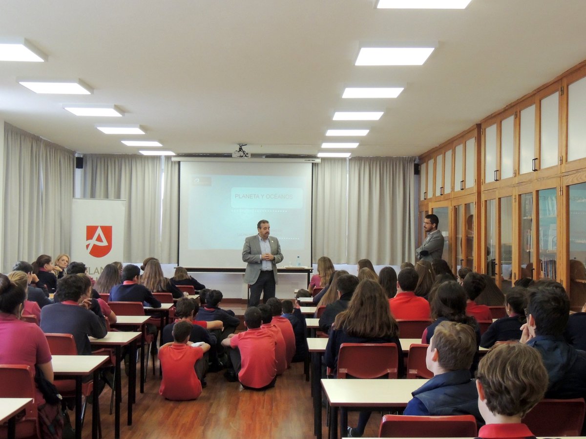 Atlantic_School's tweet photo. @Atlantic_School ha recibido esta tarde la visita del rector de la @ULPGC, @RectorULPGC, que ha ofrecido una interesante charla sobre cómo preservar el Planeta y los Océanos. Un lujo tenerlo de nuevo en casa #medioambiente #atlanticweek 👏👏🌏🌊♥️ https://t.co/xBykcLpZXN