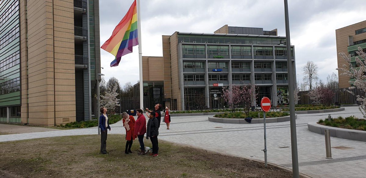 Vandaag hesen we op Secoya de regenboogvlag, een prachtig initiatief van onze huurder SVB. De vlag staat voor “gender equality”. Wat ons betreft mag iedereen er zijn, zijn en blijven wie je bent en houden van wie jij wilt. #secoyabuilding #LGTBQ