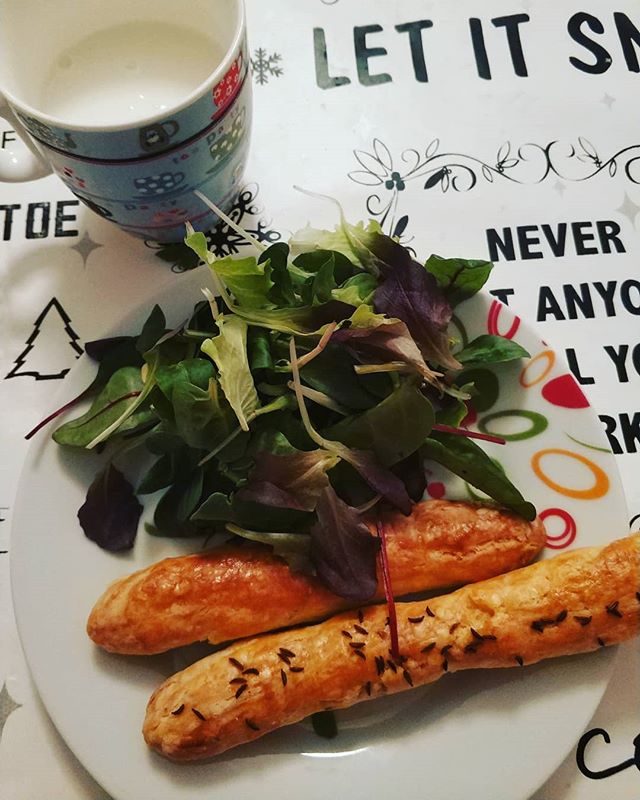 TheHHabits's tweet photo. #breadsticks made of #speltflour with #garlic and #cumin with #babygreens and #greekyoghurt 
Delish! 👌

#healthylifestyle 
#healthyeating 
#healthydinnerideas 
#easydinnerideas 
#healthiesthabits https://t.co/QEmYufq5Pe