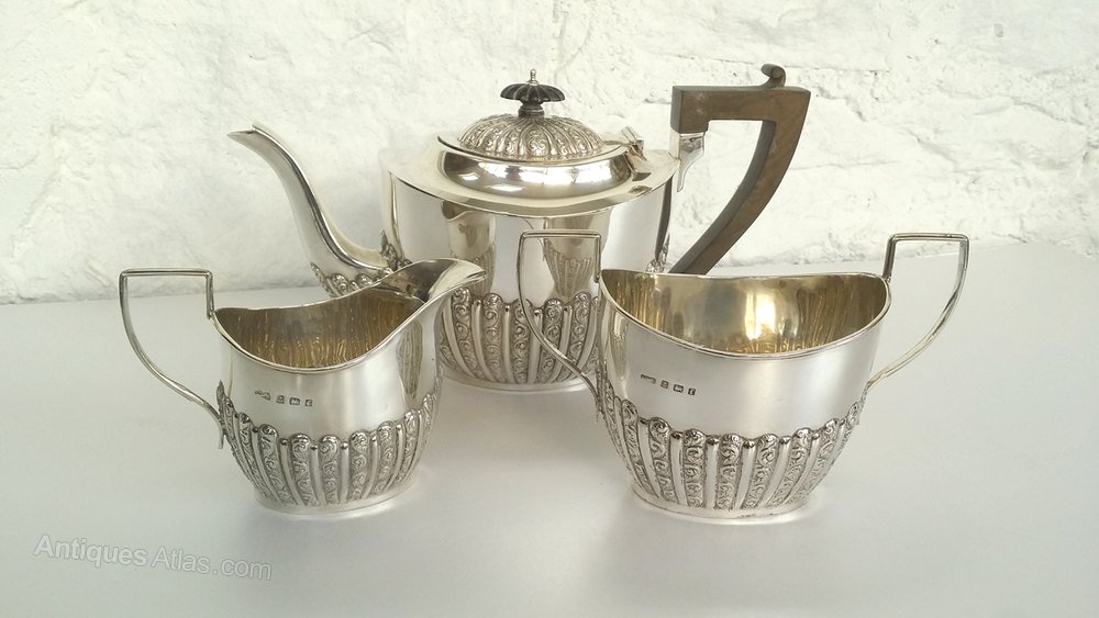 antiques_atlas's tweet photo. Solid Silver Tea Pot, Sugar and Cream #Antiques listed by Sunnyside Antiques @antiquesUK https://t.co/puLm8zBY5t  #englishsilver  #english  #jug  #silvergilt  #silverforsale  #raresilver  #silverdealer #antiquesterlingsilver https://t.co/reiPS6tt0B