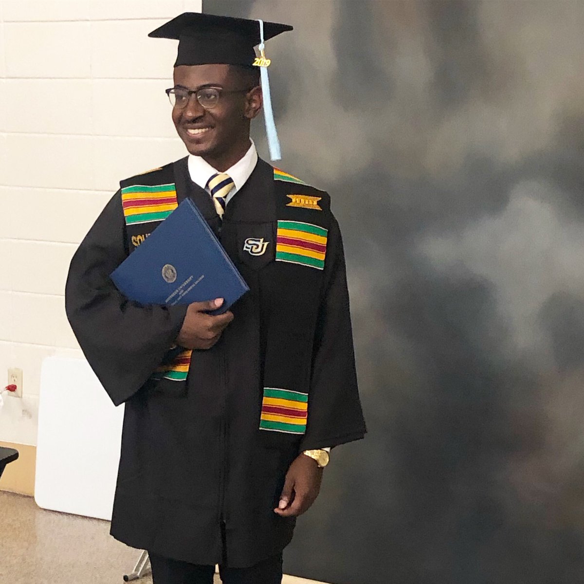 _AKenney's tweet photo. Everything Iโm Not, Made me Everything I Am.๐๐๐ #ThankYouGod #May10th #4in4Out #FarewellTour #1stGenCollegeStudent https://t.co/UdXywnH3Hh