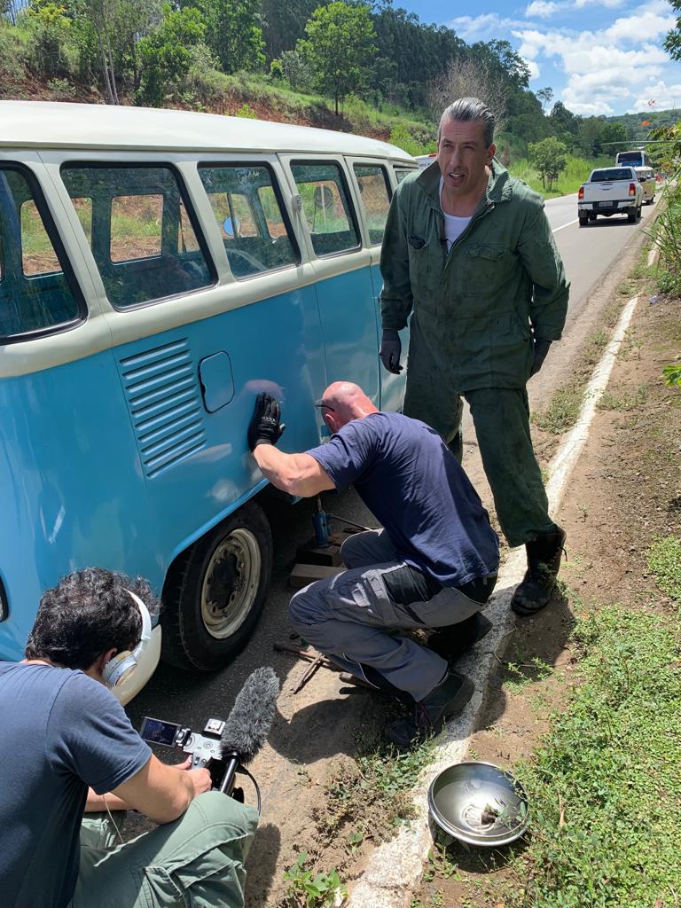 Chef schraubt mal wieder auf der Straße...
Zum Glück ist es in Brasilien gerade knapp 30 Grad warm.