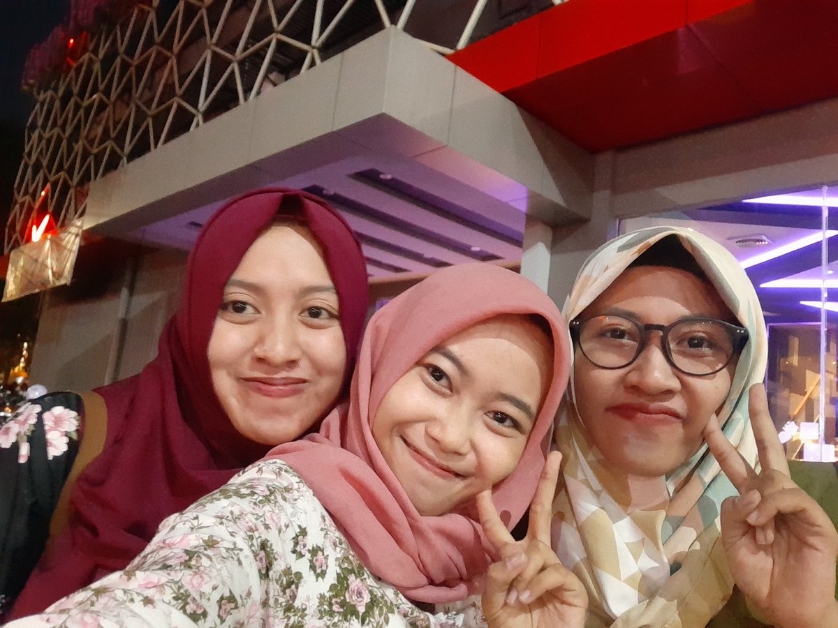 oadeliaa's tweet photo. Intinya gamau pisah sama kalian berdua https://t.co/zIHFTFU8b5