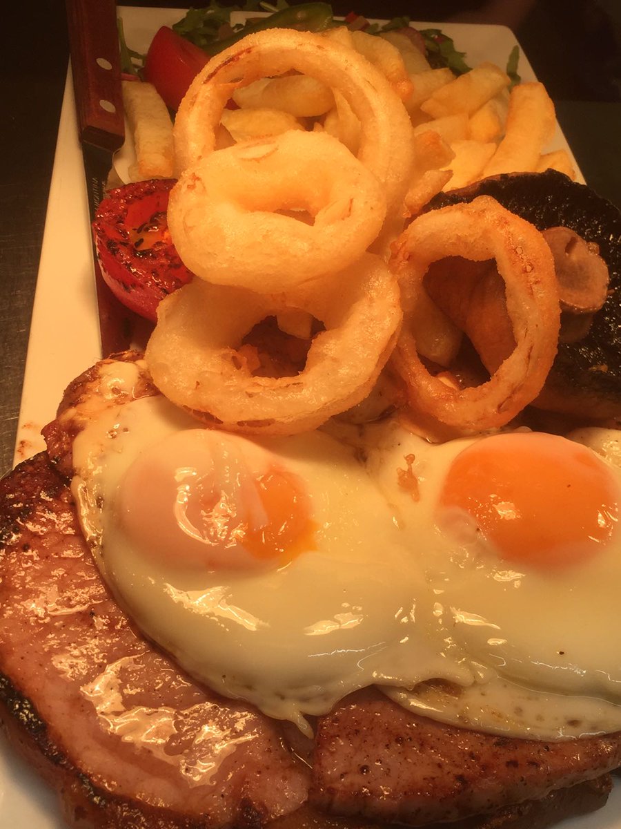 PrinceWilliamBx's tweet photo. Feeling #hungry? 
Sink your teeth into succulent #gammon #steak, after dunking into delicious runny #egg yolk; served with grilled #tomato, field #mushroom,battered #onion #rings, twice cooked #chips or new potatoes. 😋 #restaurant #bar #carvery #goodfood https://t.co/6kTCyhm7GE