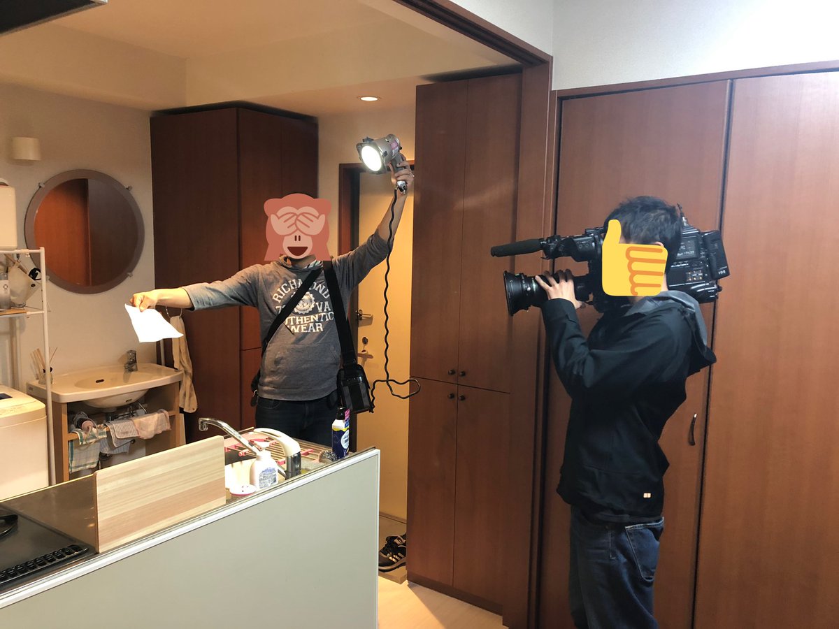 y8_f2's tweet photo. TVデビューを果たしました。

でっかいカメラにマイクに照明に緊張しまくりました。
いつも行ってるスーパーでの撮影では店員さんから「え？ちょ、お前何者やったん？」みたいな目で見られました。

1枚目は「服につけるタイプのマイク初めて記念日」の写真です。 https://t.co/nyVl49A6Ef