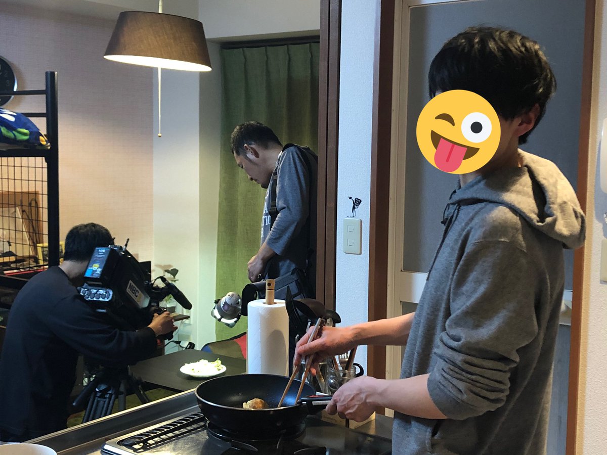 y8_f2's tweet photo. TVデビューを果たしました。

でっかいカメラにマイクに照明に緊張しまくりました。
いつも行ってるスーパーでの撮影では店員さんから「え？ちょ、お前何者やったん？」みたいな目で見られました。

1枚目は「服につけるタイプのマイク初めて記念日」の写真です。 https://t.co/nyVl49A6Ef