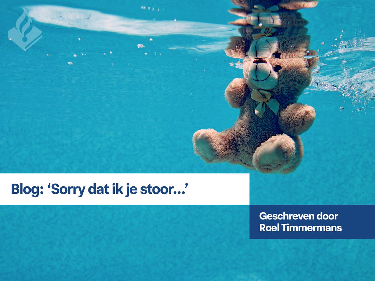Politie's tweet photo. Politieman Roel zit thuis met zijn zoontje op de bank als plotseling de telefoon gaat: Een paar straten verderop wordt een #reanimatie van een kind van 2 jaar gemeld en de hulpdiensten moeten van ver komen. Roel bedenkt zich geen moment... Lees zijn blog: https://t.co/3kDbii8kkC https://t.co/fjTgb49E3W