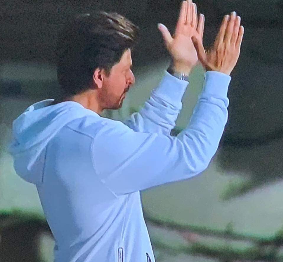 teamsrkfc's tweet photo. [ LQ ] One happy man indeed! Gosh 😍😘 #KKRvsKXIP

@iamsrk @KKRiders https://t.co/c6GLlwdyaW