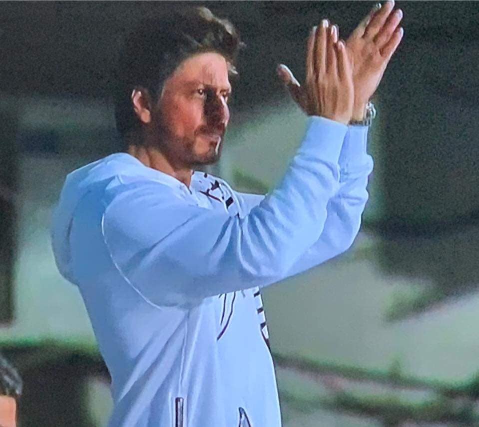 teamsrkfc's tweet photo. [ LQ ] One happy man indeed! Gosh 😍😘 #KKRvsKXIP

@iamsrk @KKRiders https://t.co/c6GLlwdyaW