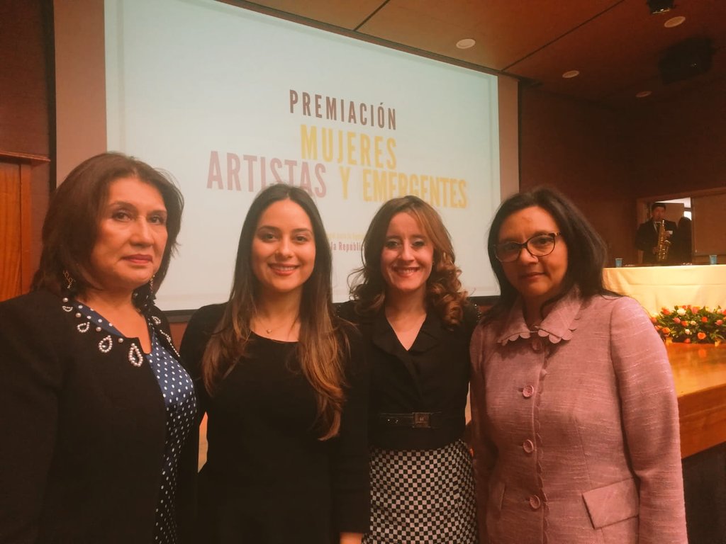 Hoy: Ceremonia de premiación #MujeresArtistasyEmergentes, galardón concedido por <a href="/ComisionMujerCo/">Comisión Legal para la Equidad de la Mujer</a>, el cual resalta el aporte femenino en ciencia, tecnología e innovación en el país <a href="/carlos_guevara/">Carlos Edo Guevara</a> <a href="/AnaRodriguezMol/">Ana Belsú Rodriguez</a> <a href="/olgamsilva/">Olga Maritza Silva</a> <a href="/ONUMujeresCol/">ONUMujeresCol</a>