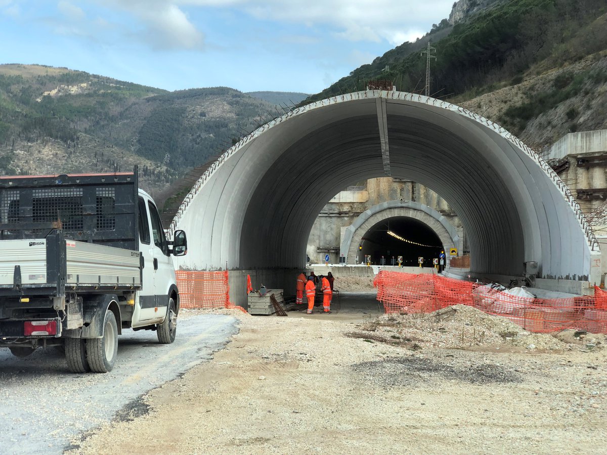 clientiANAS's tweet photo. #ANASinforma tornano in attività i cantieri della #SS76 “della Val d’Esino” e della strada #Pedemontana delle #Marche per i lavori di completamento della direttrice #Perugia #Ancona nell’ambito del progetto Quadrilatero Marche-Umbria. https://t.co/53hVa3hj2P