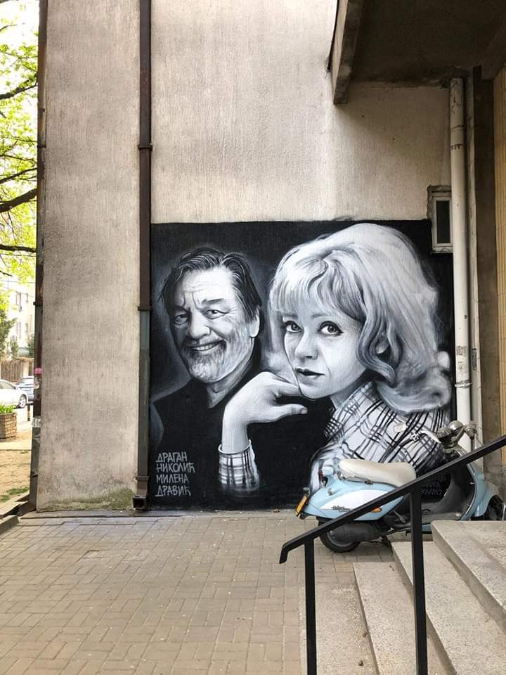 U Nevesinjskoj ulici na Vračaru, u blizini stana u kojem su živeli Dragan Nikolić i Milena Dravić, već neko vreme stoji mural slavnog Gage. 

Mural je sada ulepšan - pored Gage Nikolića doslikana je i njegova Milena.
