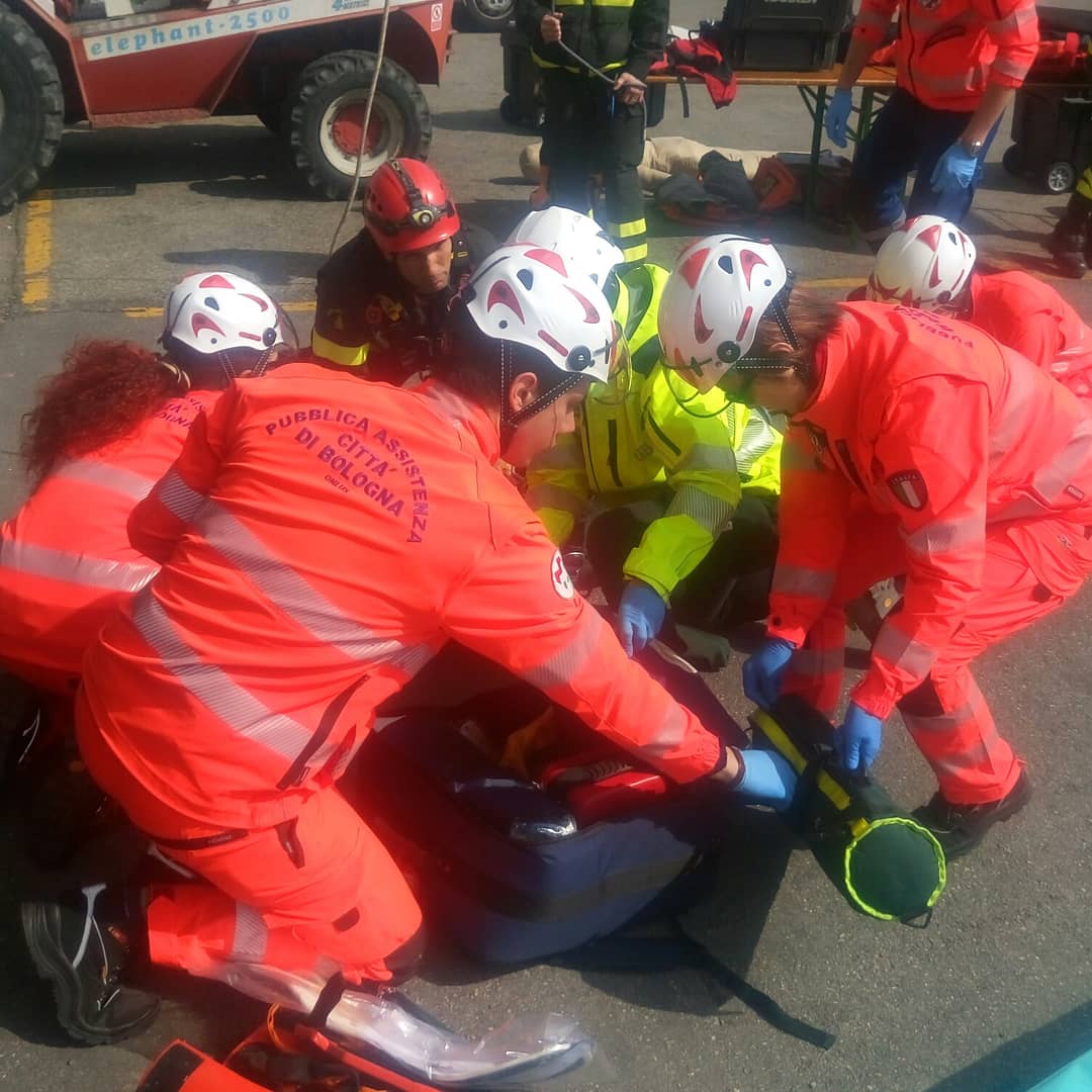 PacbOnlus's tweet photo. Addestramento insieme ai Vigili del Fuoco. Scambiarsi informazioni, conoscersi, confrontarsi per essere più preparati e fare squadra durante gli interventi reali.
#vigilidelfuoco #soccorso #anpas #Bologna https://t.co/Z2dvKwidVP