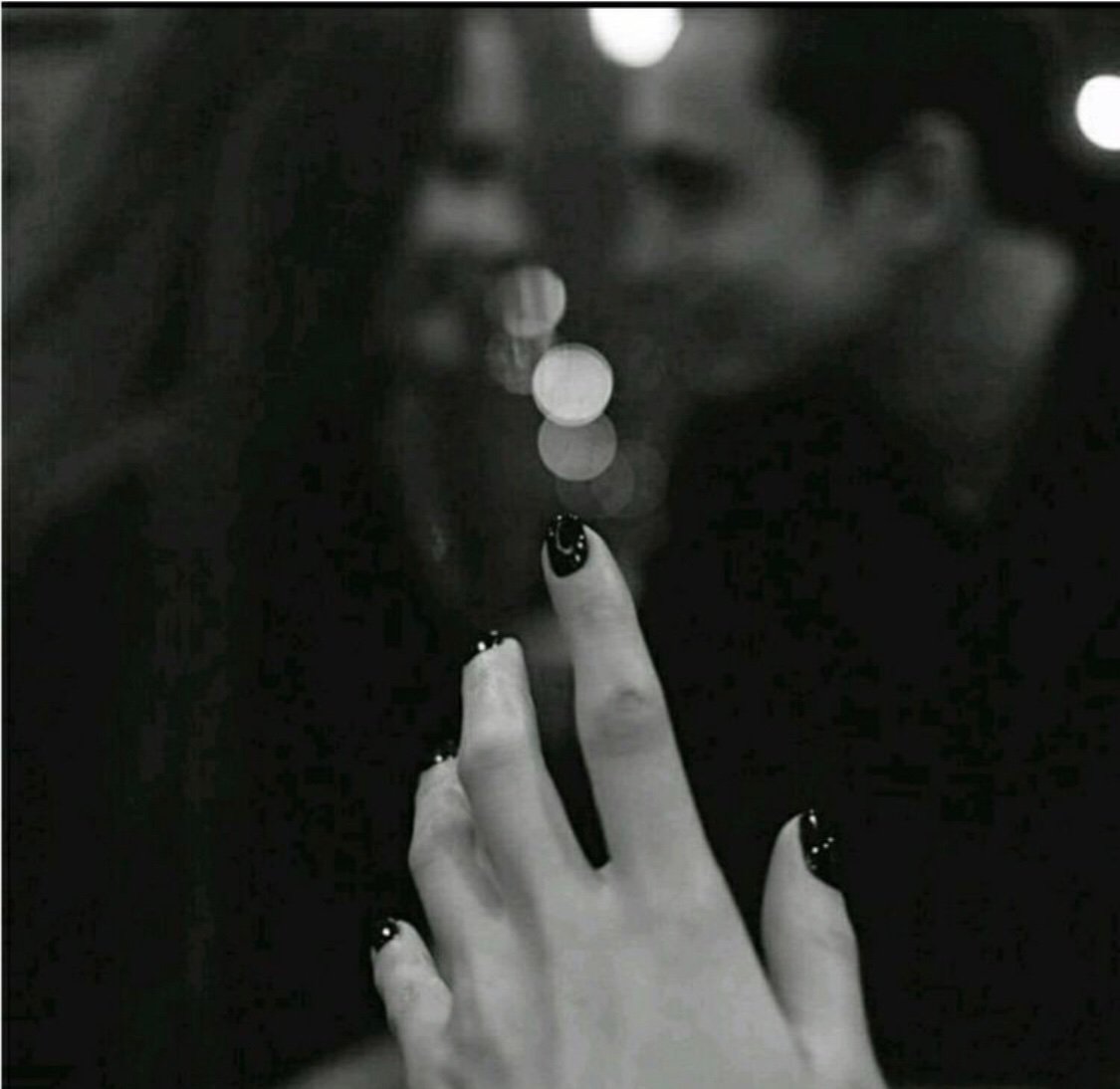 ليل هادئ ووجع 
صامت 
يتلاعب بالروح
وقلب تحرقه جمرة شوق
وعقارب ساعة 
وكأنها متوقفه .!
فـما أطول الليل حينما
يغيب حضورك