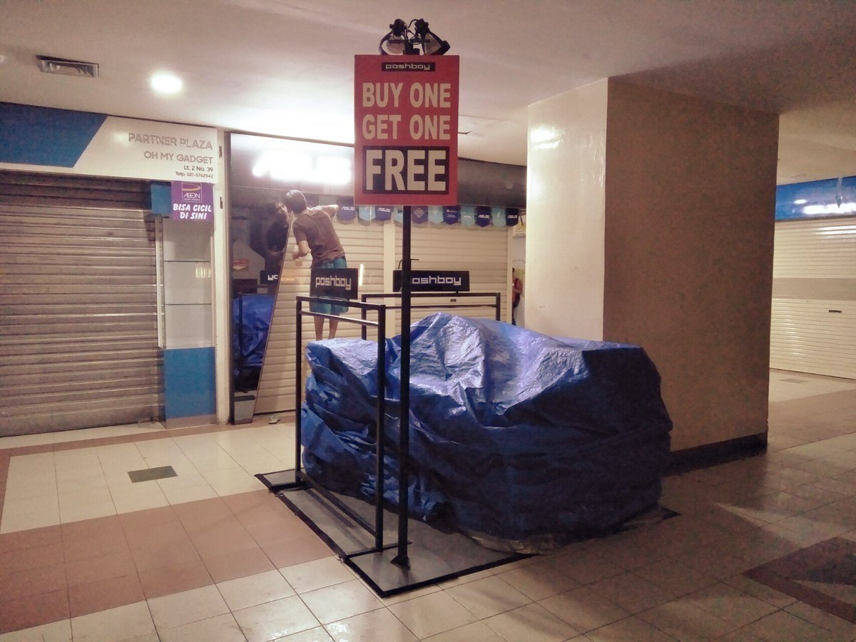 ancha_ml's tweet photo. Rabu, 27 april 2019 || load-in AMBASSADOR mall POSHBOY exhibition @22:15 o'clock ... its done !!!!!!! https://t.co/X5MVvCAmlZ