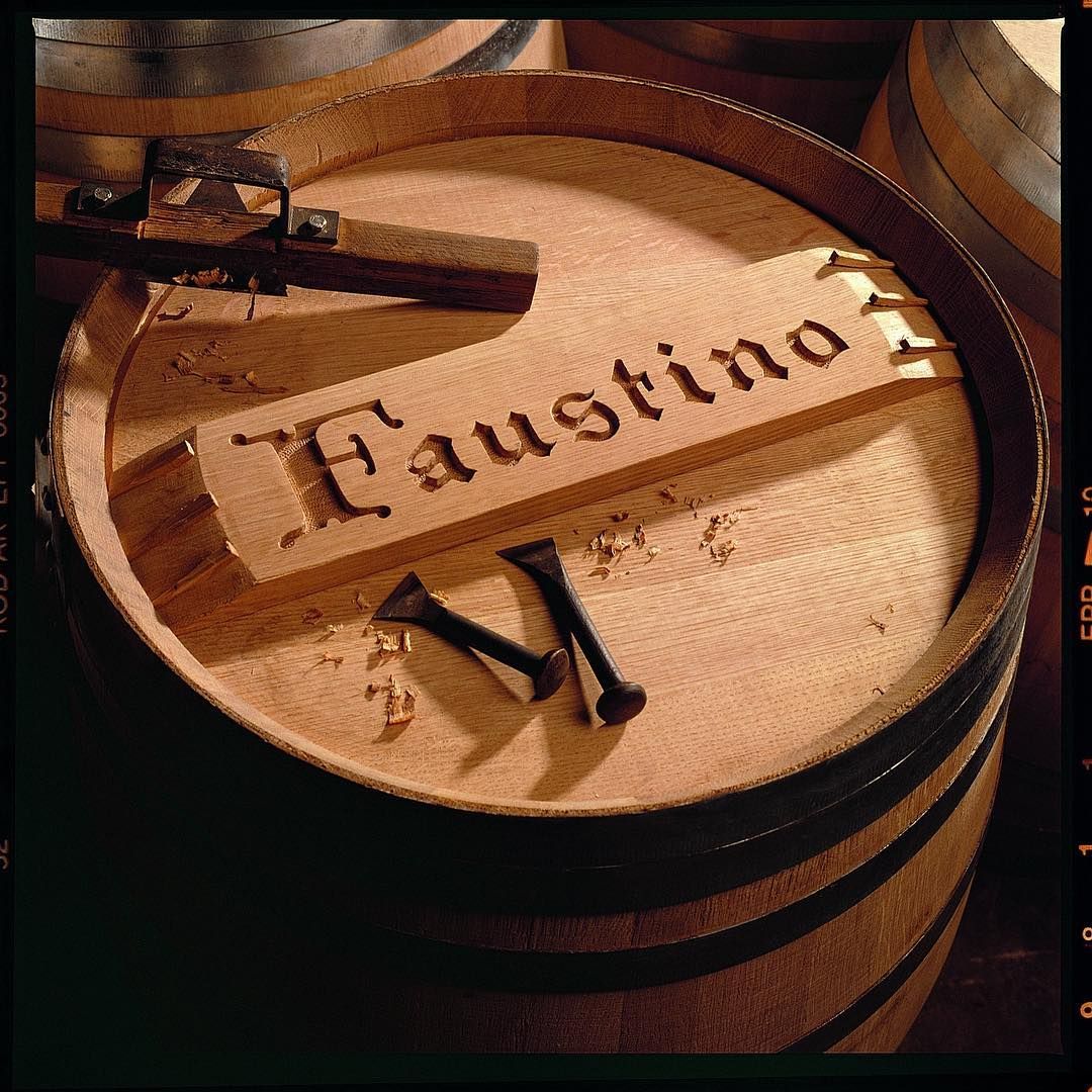 𝙋𝙤𝙥 𝙌𝙪𝙞𝙯 💡
Faustino is a world-renowned brand, but do you how many years ago our wine crafting started? 

𝗔) 100 years.

𝗕) More than 150 years. 

𝗖) 50 years. 

Share your answer with us!