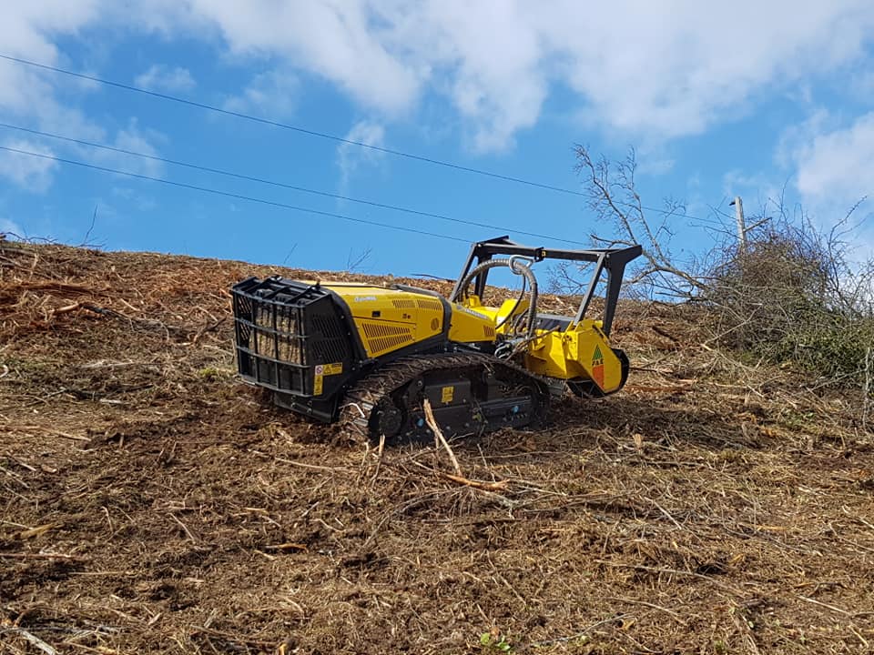 Energreenspa's tweet photo. Encore une démo de #RoboMAX
Une vue qui en dit long sur le pente.
Robustesse et puissance, un résultat à couper le souffle !!!
#RoboMAX #EnergreenFrance #Robot #RadioControlled #Forest #Multifunction #GreenSpaces #Wood #Agroforestry #ProfessionalMachines #ExtremeSlopes https://t.co/p8FoY22Cem