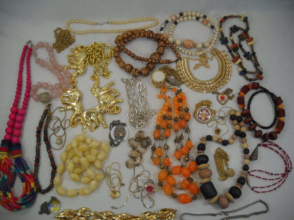 Estate Sale Lot Of 29 Vintage Costume Necklaces Jewelry Beaded Chain 2.8 Lbs etsy.me/2TDfuK4 #jewelry #necklace #unisexadults #no #costumejewelry #seapillowtreasures #vforvintage #vintagejewelrylot