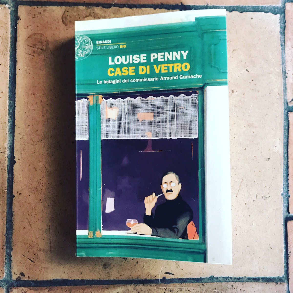 SilviaBerti's tweet photo. Voto 6 Avevo letto lodi sperticate di questo giallo canadese. Forse per questo sono un po’ delusa. Non che sia un brutto libro. Ma una struttura eccessivamente macchinosa ti porta alla fine più per stanchezza che per entusiasmo. #libri https://t.co/qaHBy89zCB