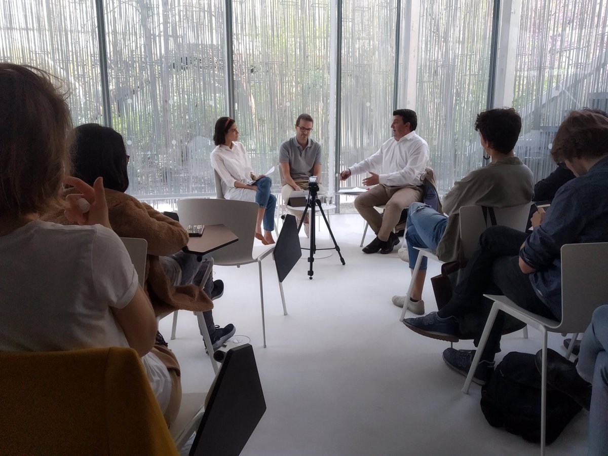 lasdigitales's tweet photo. 🤔¿Qué es un lector?, pregunta #ElTragaluz. 💡"Un lector es una persona que interpreta el mundo" responde Joaquín Pinto
#SCD2019 #MGC16ed #mundorural #CulturaDigital #educacion https://t.co/4z1X4Lc8pO