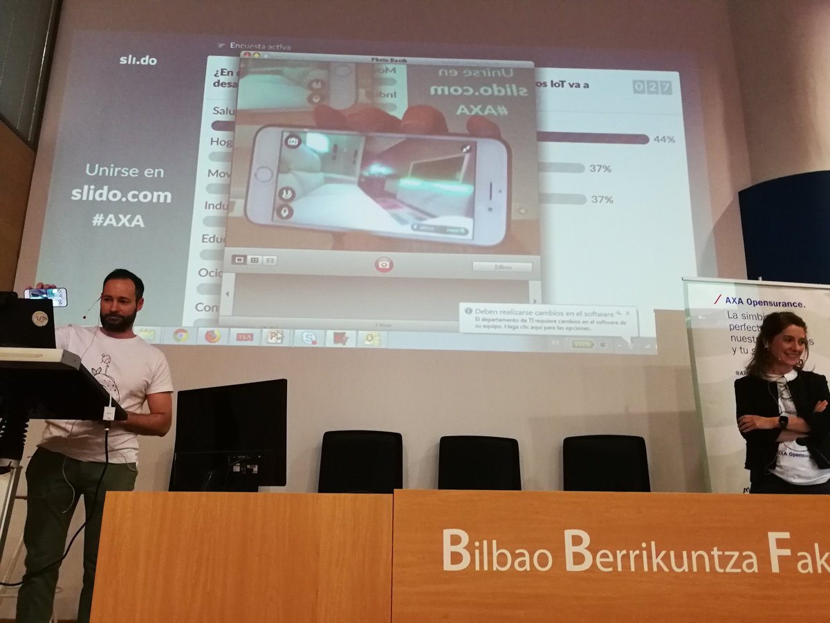 AXAopensurance's tweet photo. #INSURTECHTALKS (@AXAopensurance) @oskarpaz nos hace una demostración de #domotica en directo 👏👏👏 (@MalagNieves) https://t.co/XGPTshekz8
