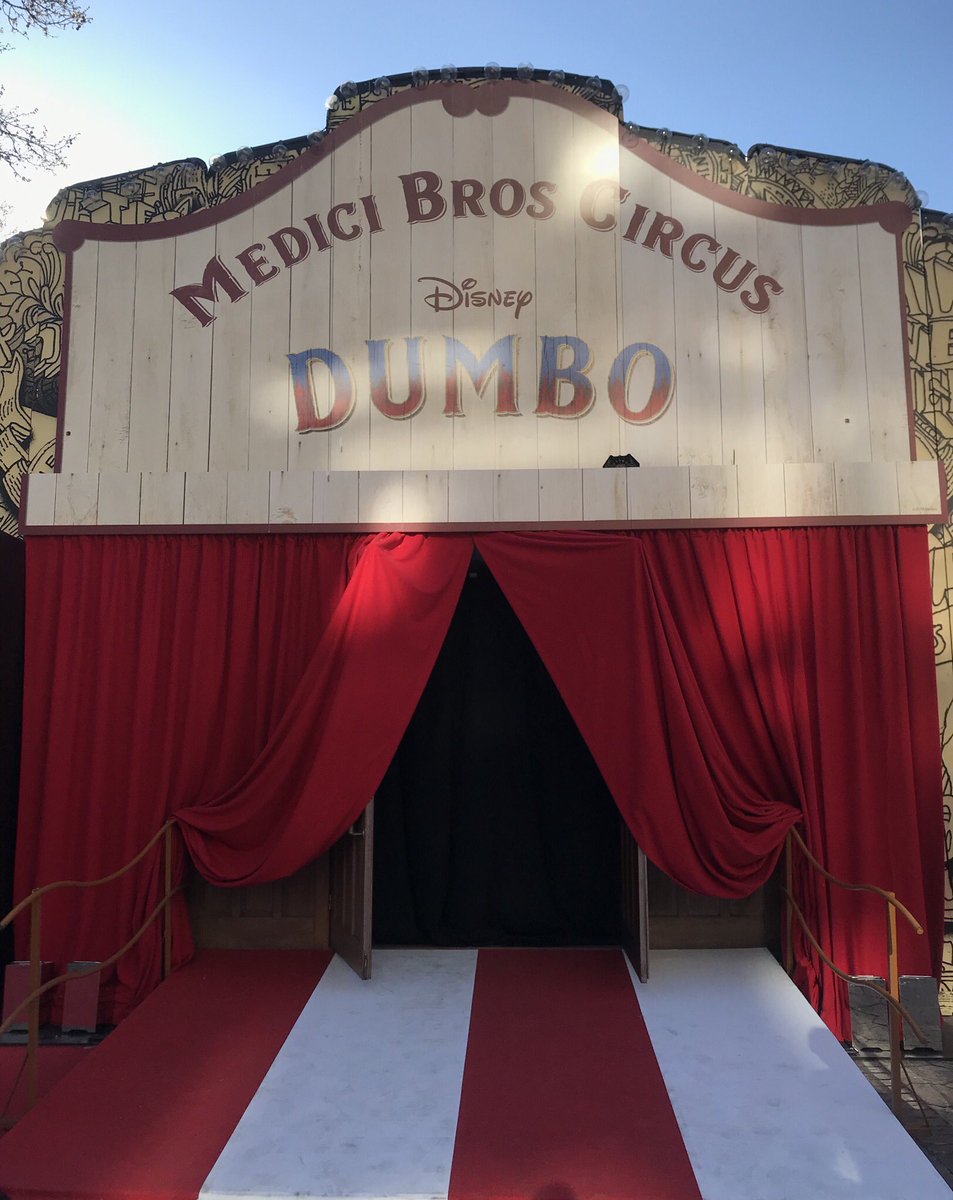 DisneySpain's tweet photo. Damas y caballeros, niños y niñas, ¡tomen asientos! La función está a punto de comenzar. #Dumbo 🎪 https://t.co/q4ugMlCY6p