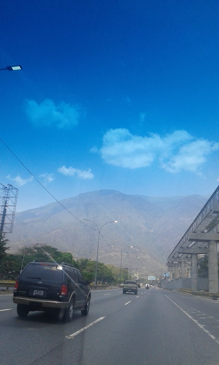 Jenn_2690's tweet photo. #ReporteUR mientras muchos aun siguen sin luz en la fco fajardo a nivel de la urbina TODOS los bombillos prendidos 27/03/18 12:42m https://t.co/UM58Q0gt4d