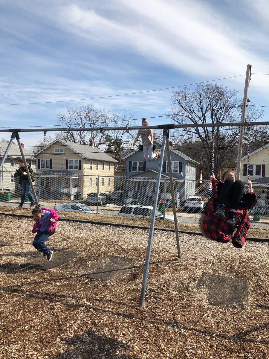 LauraCahill7's tweet photo. #SouthAveElem recess fun. ☀️ #finallyspringtime https://t.co/TVGBIz07Bl