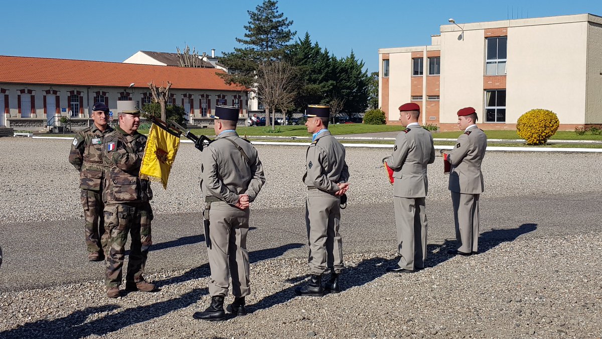 CEMAT_FR's tweet photo. Visite d'inspection à Agen au #48RT où 1 000 spécialistes des transmissions de l'@armeedeterre procurent aux grands états-majors les moyens de télécommunications nécessaires en matière de liaison, de traitement et d'acheminement de l'information sur le #TN et en #OPEX. https://t.co/8lMALx8N1j
