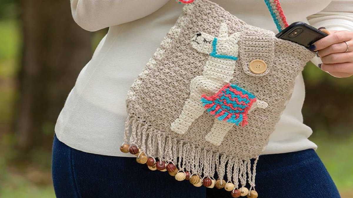 Annies_Crafts's tweet photo. Stitch a fun, trendy bag for casual outings! Start your Llama Bag today: https://t.co/cQmXi5X4gu. #anniescatalog #crochet #crochetpurse #llama https://t.co/v1aARSU5Kv