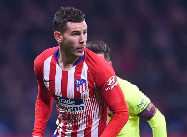 Mombli82's tweet photo. Estos dos futbolistas se van del @Atleti. Uno filtrando a la prensa la noticia y negociando de mala manera. El otro, como un señor, habiéndose dejado todo en el campo, dando títulos, siendo un ejemplo y yéndose porque no le renuevan. ¡DIFERENCIAS! https://t.co/nvWBRTjvQt
