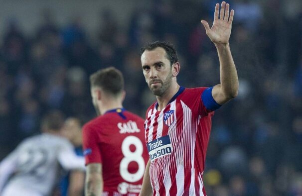 Mombli82's tweet photo. Estos dos futbolistas se van del @Atleti. Uno filtrando a la prensa la noticia y negociando de mala manera. El otro, como un señor, habiéndose dejado todo en el campo, dando títulos, siendo un ejemplo y yéndose porque no le renuevan. ¡DIFERENCIAS! https://t.co/nvWBRTjvQt