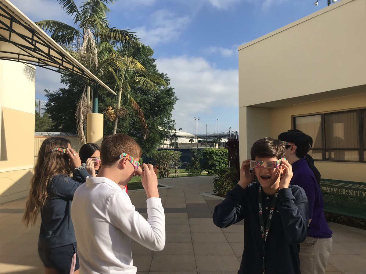 uschoolmiddle's tweet photo. Investigating electromagnetic spectrum in 8th grade science @uschool_nsu https://t.co/RBbdHIQqeQ