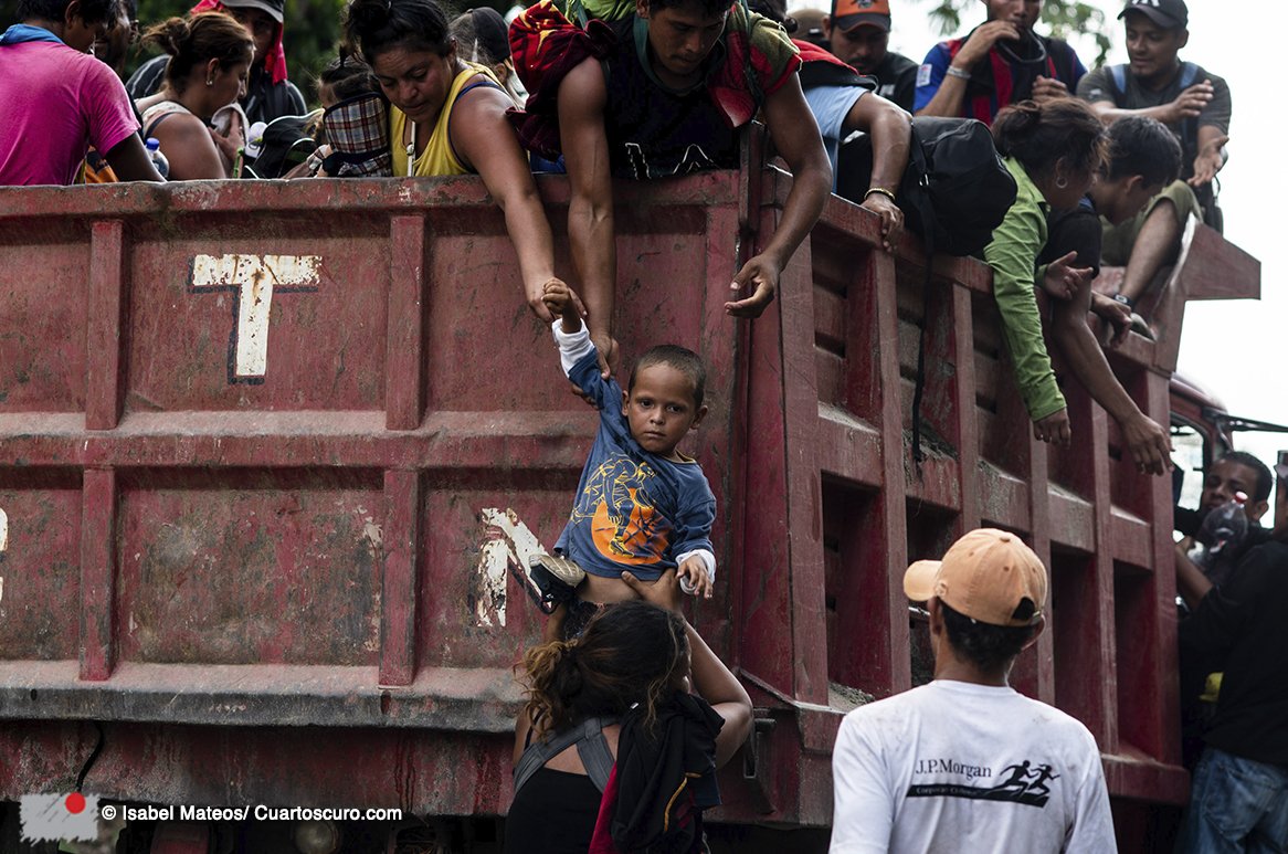 #LaDiaria El viaje migrante continúa a bordo de transportes de carga hacia la frontera entre #México y #EstadosUnidos 
Foto: Isabel Mateos/ Cuartoscuro.com