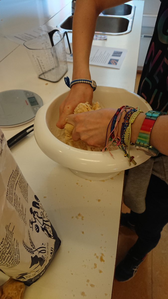 AksLys's tweet photo. 5. Trinn har om jødedommen på skolen og de har lært om jødisk sabbatbrød  . Dette fikk de selv lage på matkurs. Godt ble det! https://t.co/j0oBJjKkDO