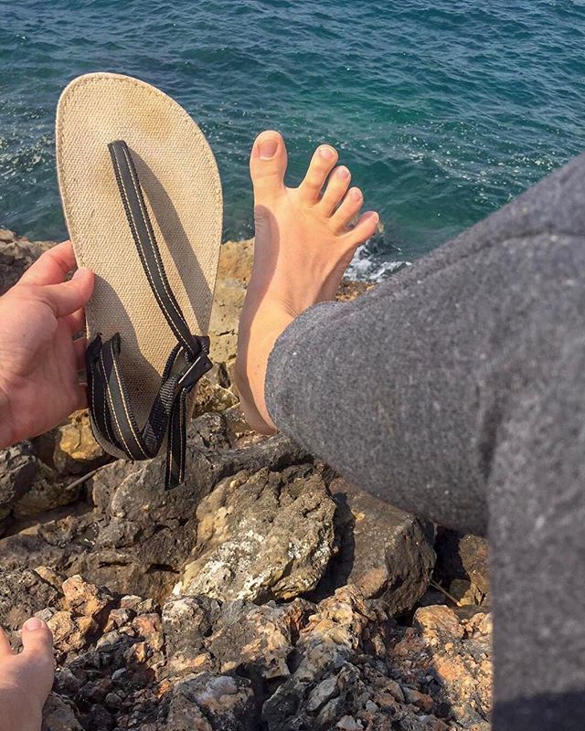 earth_runners_'s tweet photo. Are your feet foot-shaped, or shoe-shaped? 🦶🏽 (📷: @Camillejulia) 🐾

#toesplay #foothealth #healthyfeet #gobarefoot #barefootlifestyle #earthrunners #barefooted #toebox #zerodrop https://t.co/PIHEmlRlbg Are your feet foot-shaped, or shoe-shaped? 🦶🏽 (📷: @Camillejulia) 🐾

#toe… https://t.co/uR67vvqbbZ