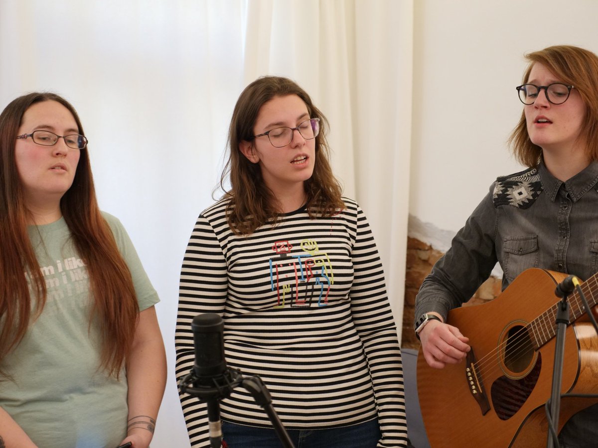 pa3weg's tweet photo. End of February, I met up with some Secret Demo Club friends and we recorded some music! We then went to see @orlagartland and @doddleoddle perform. We invited Orla to Ulli's flat and had a video chat with her top tier patrons! Thanks all! #secretdemoclub https://t.co/Wu5iTDBeAA https://t.co/InXj5hir2B